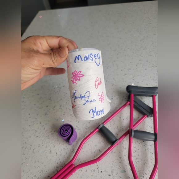 American Girl Doll McKenna Cast & Crutches set - Picture 3 of 9